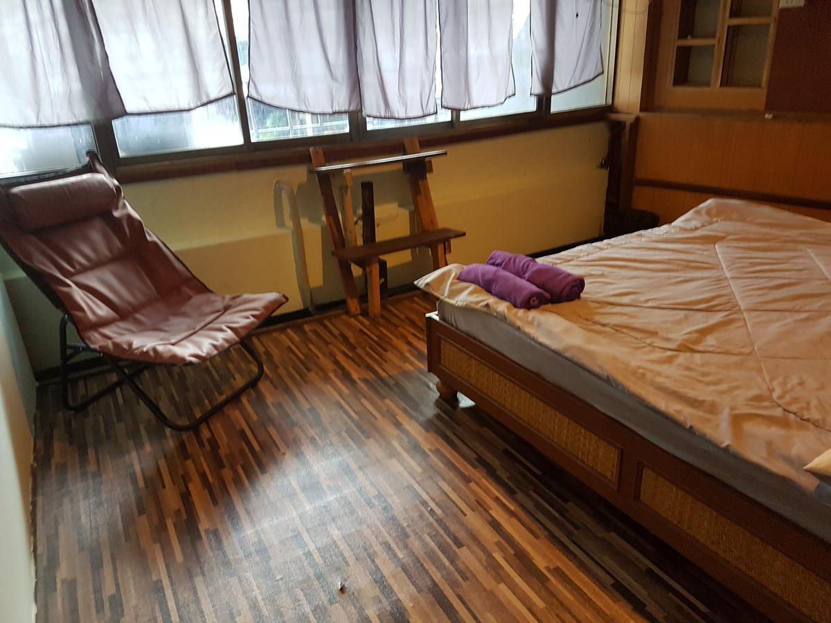 Bar 184 Party Hostel (Adults Only) Chiang Rai Bagian luar foto